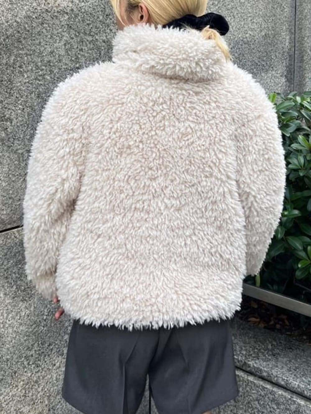 ホワイト系のブルゾンを着用したレディースの秋コーディネートの3枚目の写真