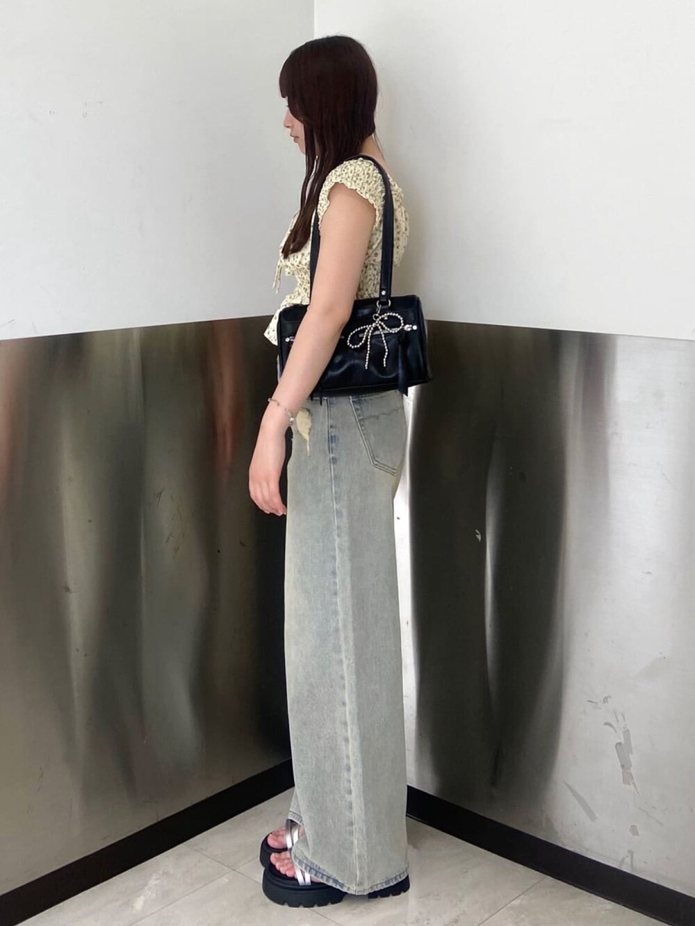 ベージュ系のデニムパンツ、イエロー系のシャツ/ブラウスを着用したレディースの夏コーディネートの2枚目の写真