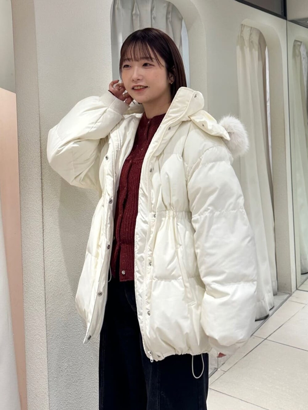 「冬コーデ、クリスマスに着たい服、マイベストコーデ2024、お出かけコーデ、休日スタイル、赤、ニット、デニム、ダウンジャケット、韓国ファッション、デニムコーデ、きれいめカジュアル、アルシーヴ(archives)、テーマパークコーデ」｜「archivesのマルチｗａｙラメニットアンサンブル（ニット/セーター、レッド系）」を使った、archivesさん（レディース・157cm）の冬コーディネートの2枚目の写真