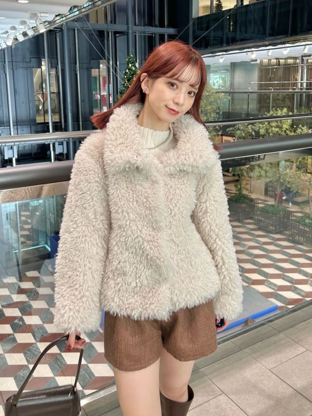 「クリスマスに着たい服、クリスマスコーデ、お出かけコーデ、大人ガーリー、プードルファー、ファーコート、ツイードパンツ、ロングブーツ、デートコーデ、ブラウンコーデ、モコモコアウター、アルシーヴ(archives)」｜「archivesのプードルファーショートコート（その他アウター、ホワイト系）」を使った、archivesさん（レディース・157cm）の冬コーディネートの2枚目の写真