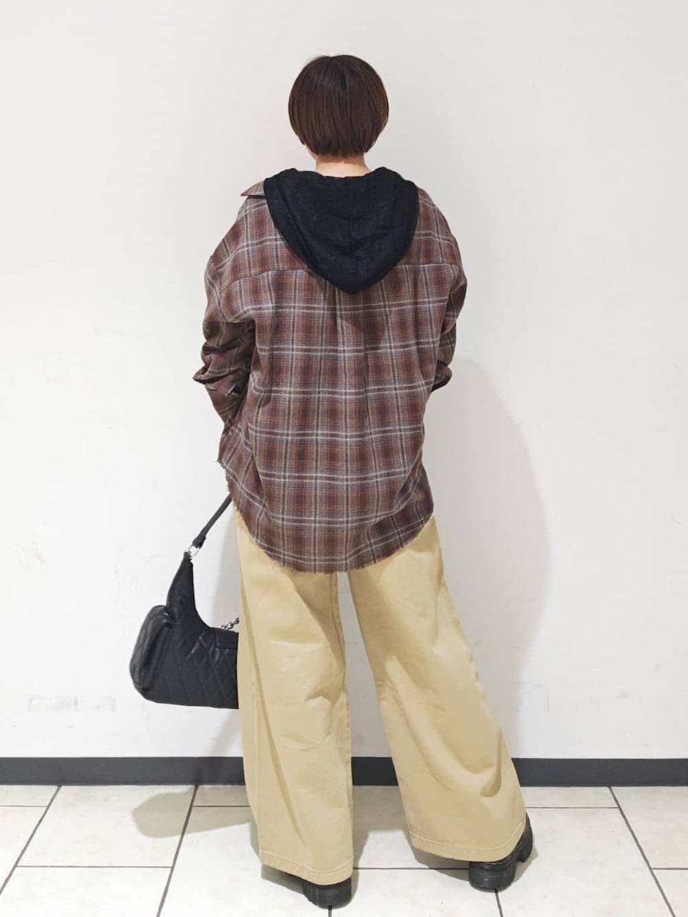 ブラウン系のシャツ/ブラウス、ブラック系のシャツ/ブラウス、ベージュ系のデニムパンツを着用したレディースの秋コーディネートの3枚目の写真