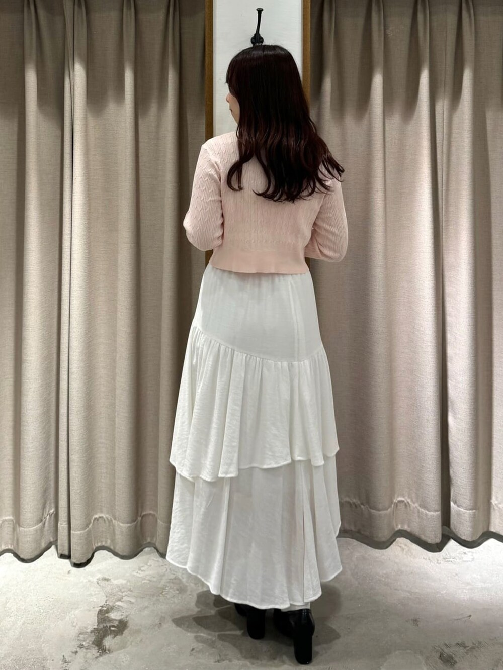 ピンク系のカーディガン/ボレロを着用したレディースの春コーディネートの3枚目の写真