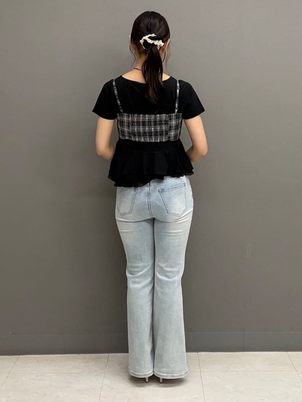 ブラック系のTシャツ/カットソー、ブルー系のデニムパンツを着用したレディースの夏コーディネートの4枚目の写真
