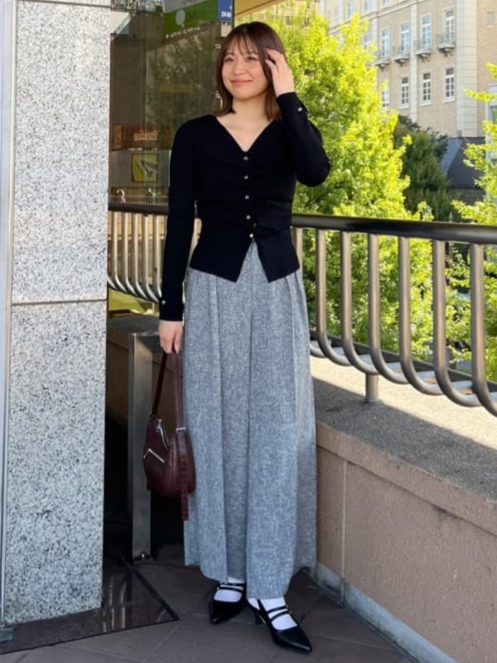 グレー系のその他パンツ、ブラック系のニット/セーターを着用したレディースの冬コーディネートの2枚目の写真
