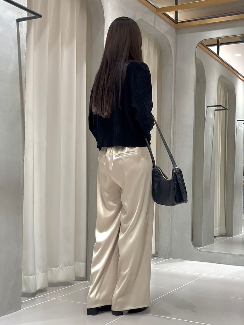 ブラック系のカーディガン/ボレロ、ベージュ系のその他パンツ、ブラック系のショルダーバッグを着用したレディースの秋コーディネートの2枚目の写真