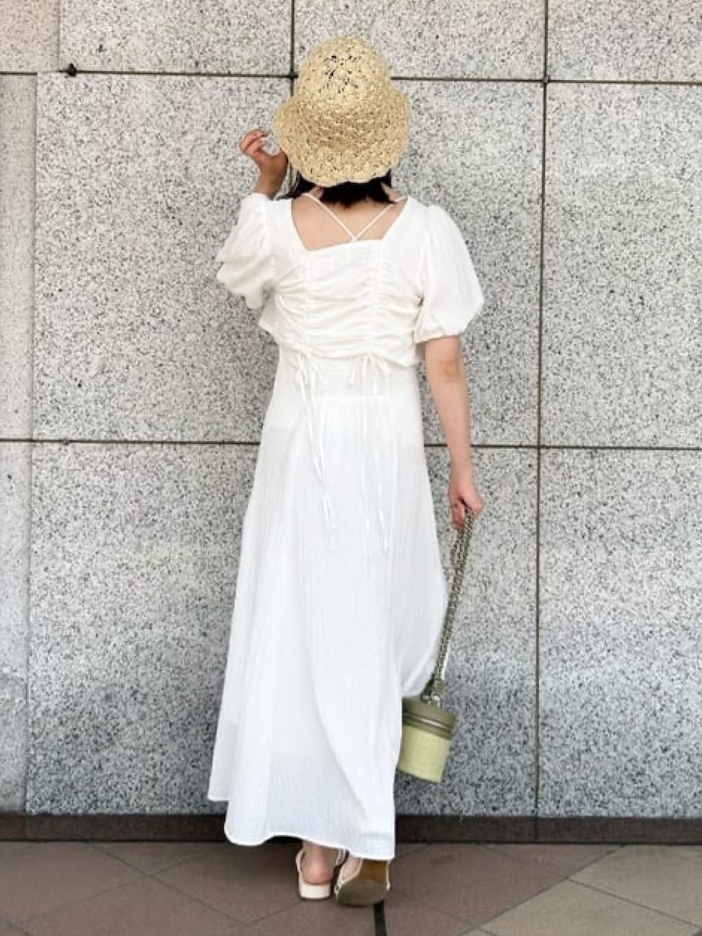 「夏コーデ、リラックススタイル、春夏コーデ、今日のコーデ、お出かけコーデ、着回しコーデ、ワントーンコーデ、ワンピース、キャミワンピ、麦わら帽子、ママコーデ、白ワンピース、ワンピーススタイル、アルシーヴ(archives)、archives」｜「archivesの手編みペーパーハット（ハット、ホワイト系）」を使った、archivesさん（レディース・161cm）の夏コーディネートの2枚目の写真