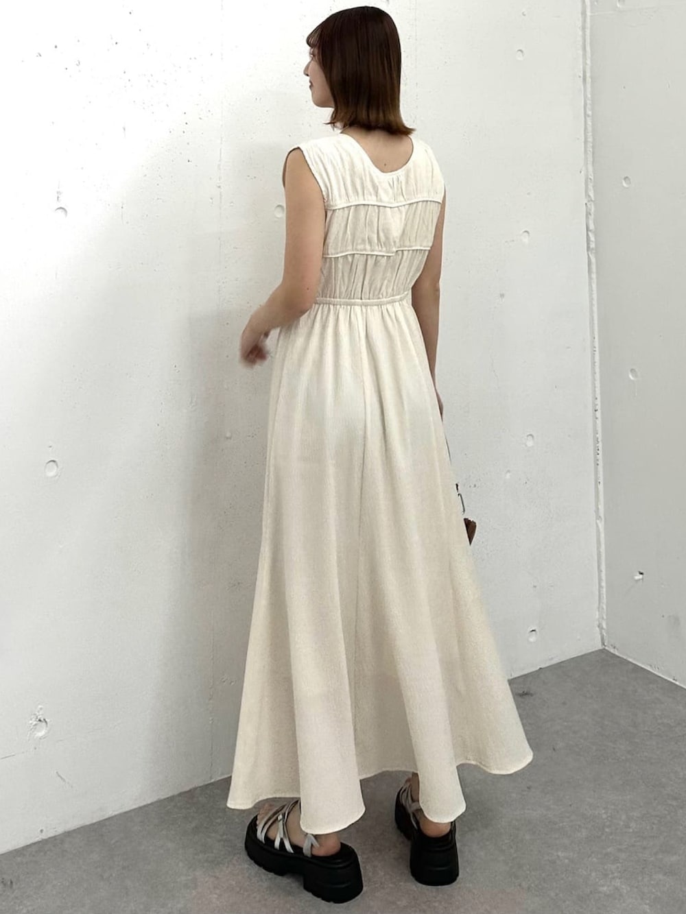 「夏コーデ、サンダル、ラクチンコーデ、キレイめカジュアル、休日スタイル、ワンピ―ス、ワンピーススタイル、２ＷＡＹ、夏、ootd、ノースリーブ、夏服、アルシーヴ(archives)、アルシーヴ、archives」｜「archivesの厚底ラインスポサン（サンダル、シルバー系）」を使った、archivesさん（骨格ウェーブ・レディース・158cm）の夏コーディネートの3枚目の写真
