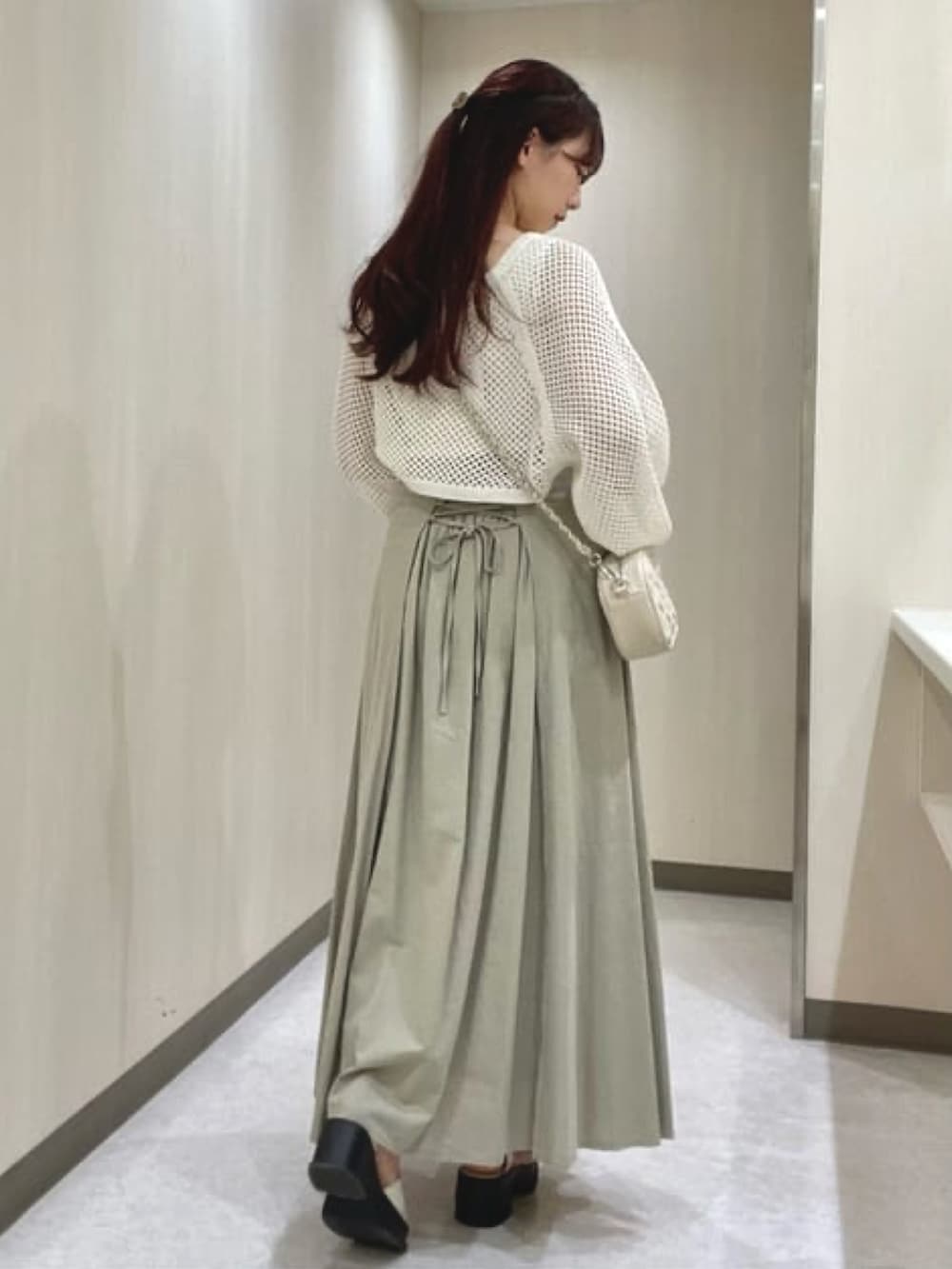 「お出かけコーデ、シンプルスタイル、きれいめカジュアル、今日のコーデ、初夏コーデ、春夏コーデ、ミニバッグ、メッシュトップス、ショルダーバッグ、カーディガン、ボレロ、スカート、スカートスタイル、アルシーヴ(archives)、archives」｜「archivesのシルバーチェーンニットボレロアンサンブル（アンサンブル、ホワイト系）」を使った、archivesさん（レディース・158cm）の夏コーディネートの2枚目の写真