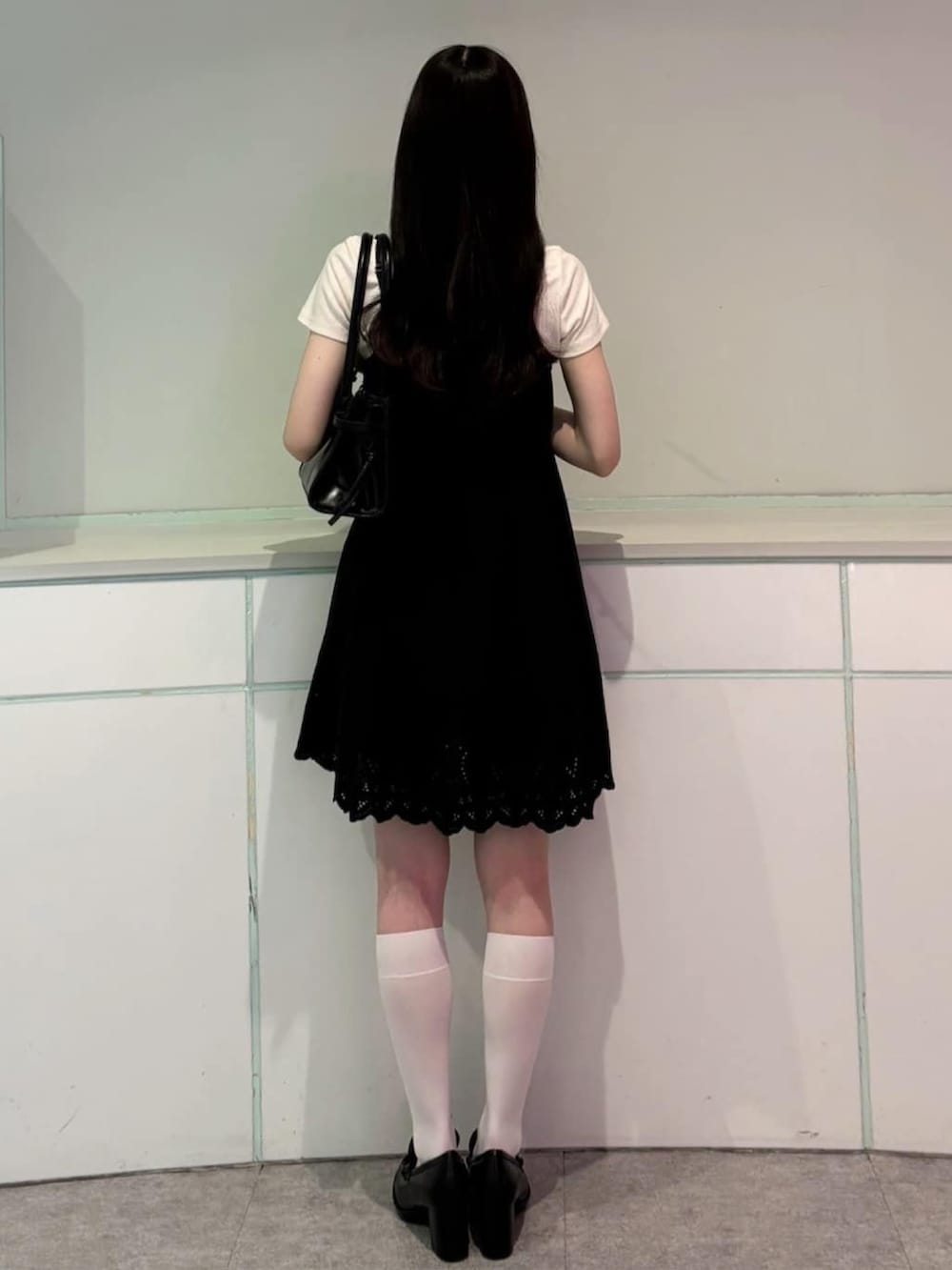 ブラック系のワンピースを着用したレディースの春コーディネートの2枚目の写真