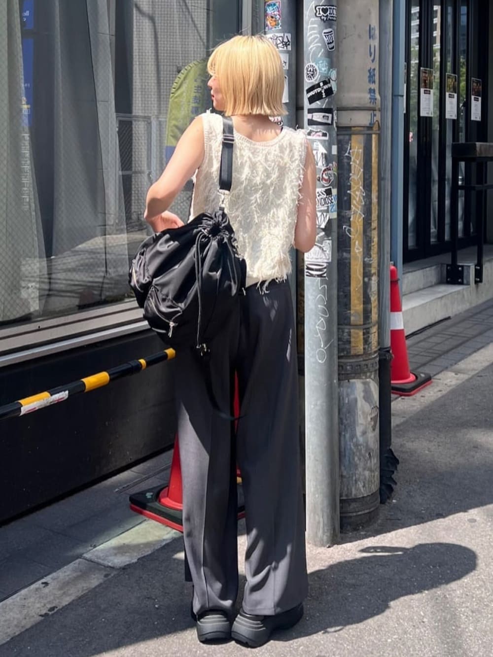 ホワイト系のベストを着用したレディースの夏コーディネートの3枚目の写真