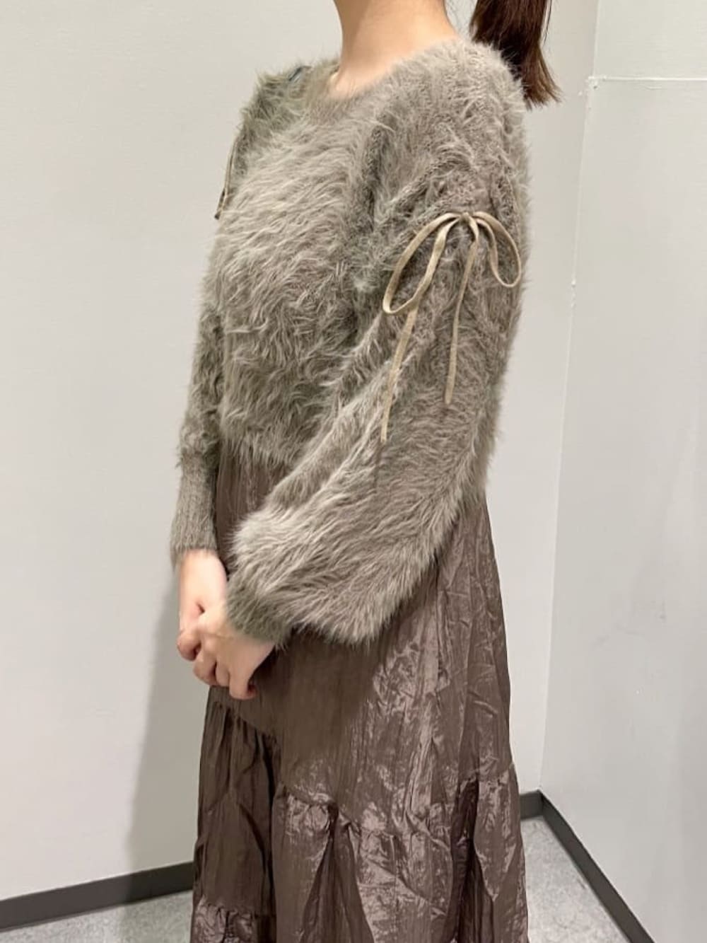 「クリスマスに着たい服、クリスマスコーデ、ワンピース、ワンピーススタイル、シャギーニット、オフショル、ニットブーツ、ショートブーツ、綺麗めコーデ、大人かわいい、アルシーヴ(archives)、archivesワンピース」｜「archivesのシャギードロストニット×リンクルキャミワンピースＳＥＴ（ワンピース、ブルー系）」を使った、archivesさん（レディース・162cm）の冬コーディネートの3枚目の写真