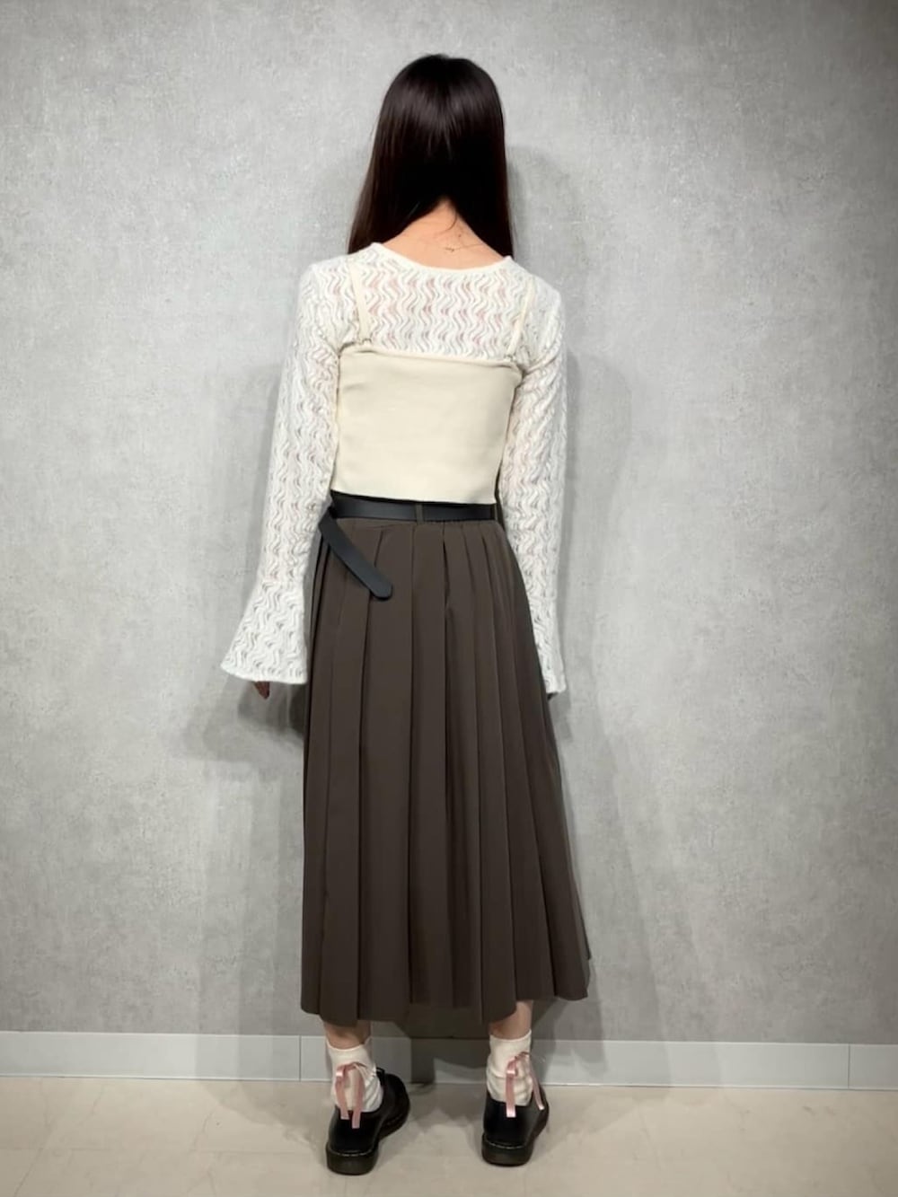 ホワイト系のTシャツ/カットソー、ブラウン系のスカートを着用したレディースの秋コーディネートの3枚目の写真