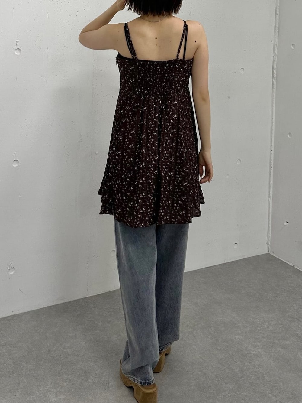 「夏コーデ、夏ルックで気分アップ、ワンピース、アルシーヴ(archives)、アルシーヴ、archives、小花柄、キャミワンピ、花柄、レイヤードスタイル」｜「archivesの花柄ミニキャミワンピース（ワンピース、ブラウン系）」を使った、archivesさん（骨格ウェーブ・レディース・157cm）の夏コーディネートの3枚目の写真