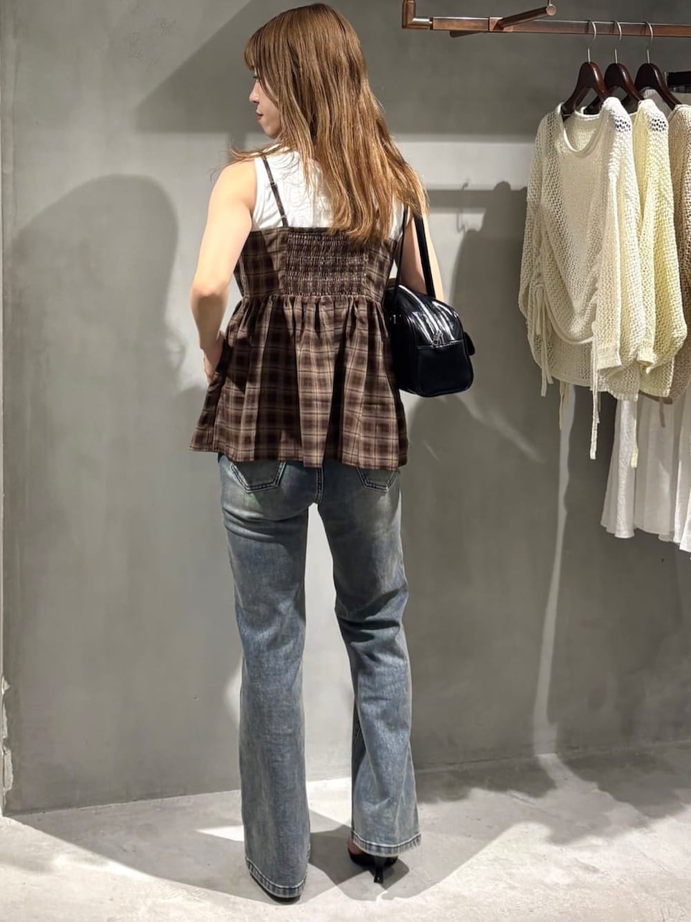 ブラウン系のシャツ/ブラウス、ホワイト系のタンクトップ、ブルー系のデニムパンツを着用したレディースの夏コーディネートの3枚目の写真