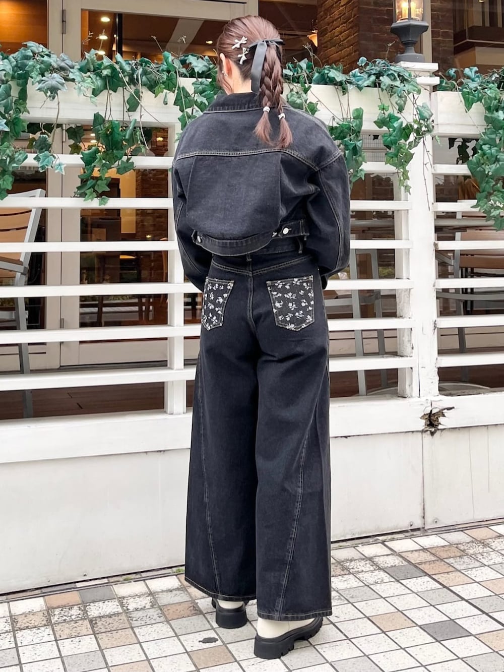「パンツスタイル、お出かけコーデ、大人カジュアル、デニムコーデ、セットアップ、デニムジャケット、デニムパンツ、ジャケット/アウター、モノトーン、ワントーンコーデ、アルシーヴ(archives)、デニム」｜「archivesのカップ付クロップドテレコＴＯＰＳ（Tシャツ/カットソー、ホワイト系）」を使った、archivesさん（レディース・162cm）の冬コーディネートの2枚目の写真