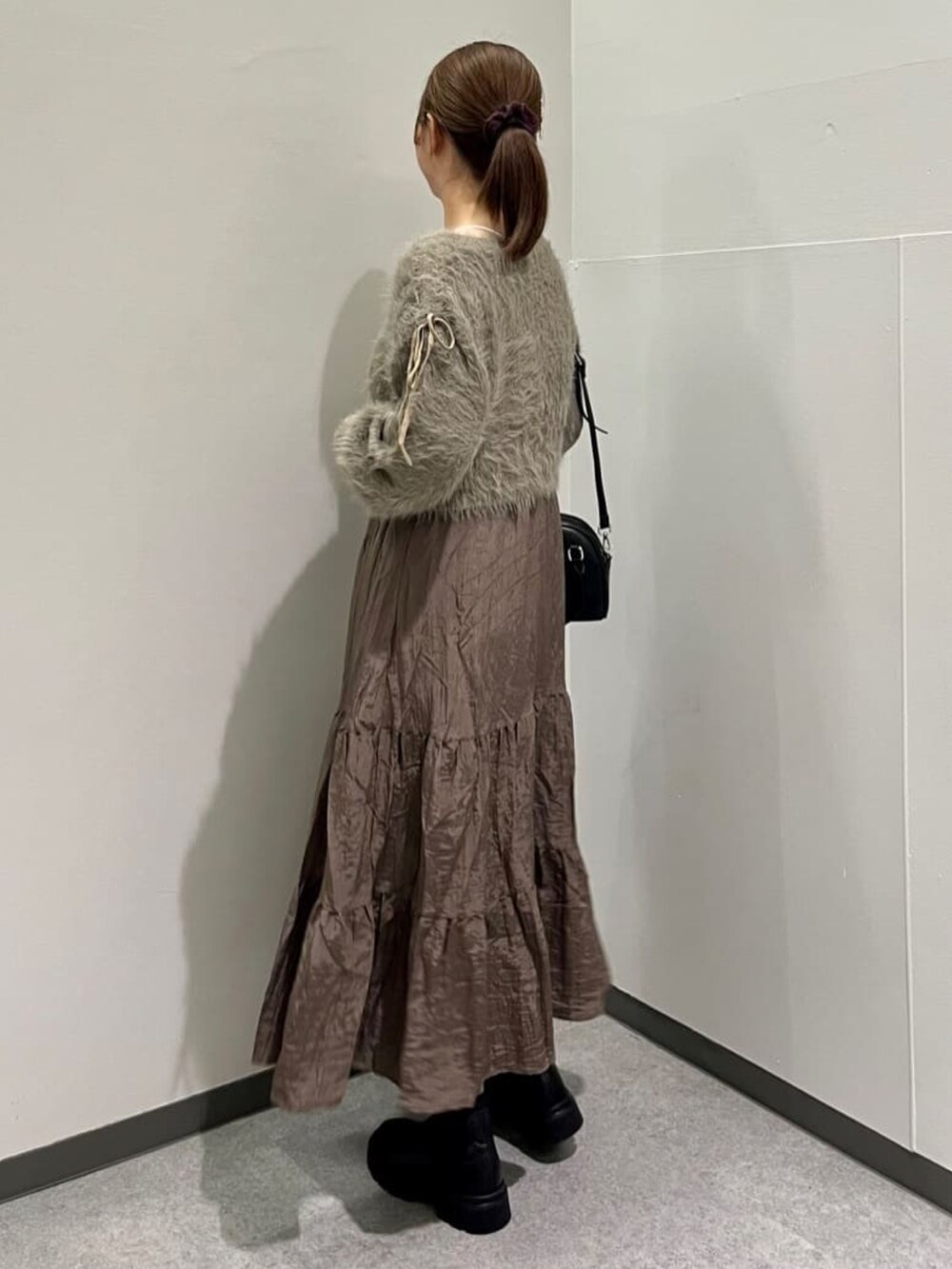 「クリスマスに着たい服、クリスマスコーデ、ワンピース、ワンピーススタイル、シャギーニット、オフショル、ニットブーツ、ショートブーツ、綺麗めコーデ、大人かわいい、アルシーヴ(archives)、archivesワンピース」｜「archivesのシャギードロストニット×リンクルキャミワンピースＳＥＴ（ワンピース、ブルー系）」を使った、archivesさん（レディース・162cm）の冬コーディネートの2枚目の写真
