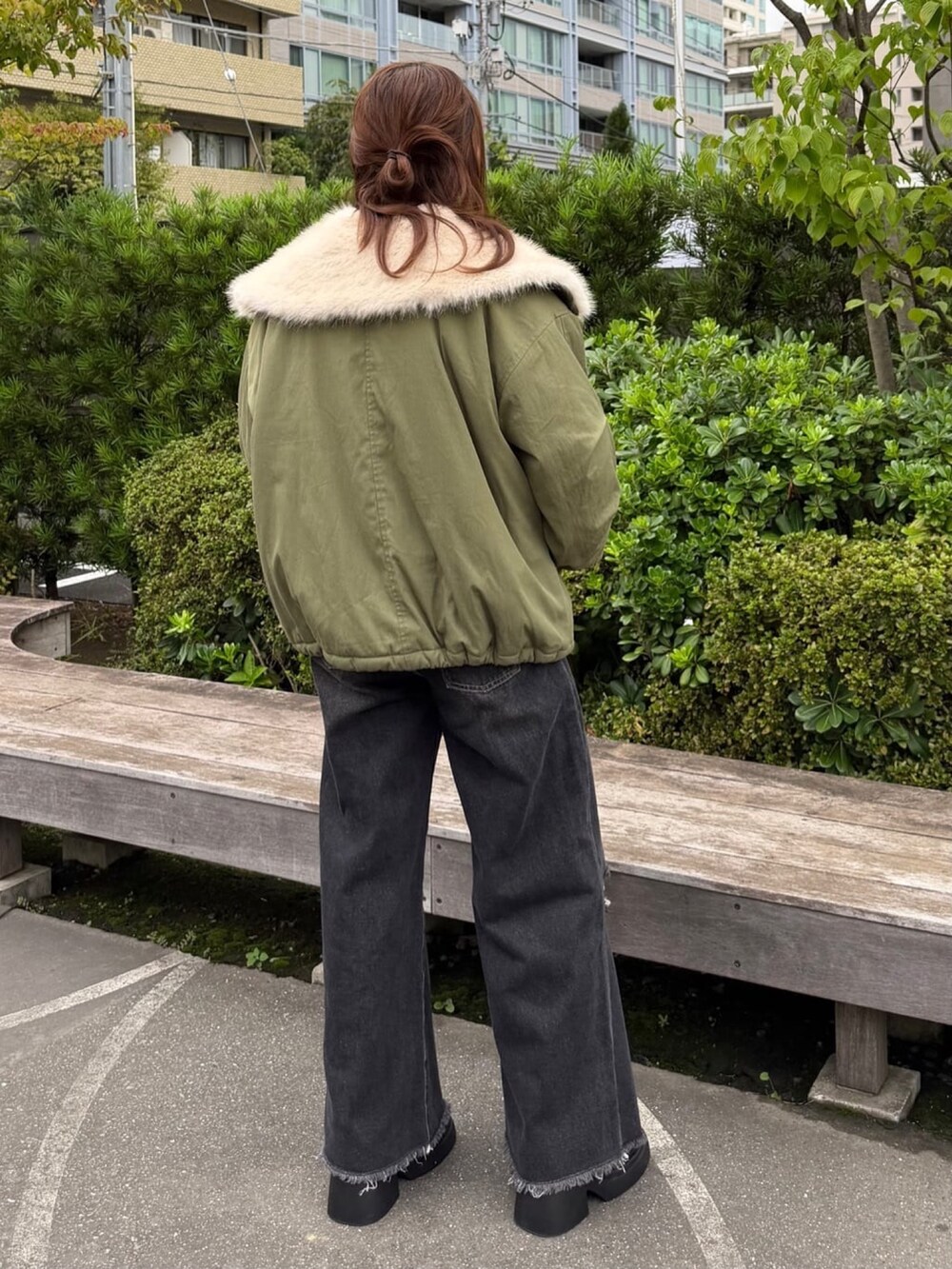 グリーン系のその他アウター、ブラック系のデニムパンツ、ブラック系のパンプスを着用したレディースの秋コーディネートの3枚目の写真