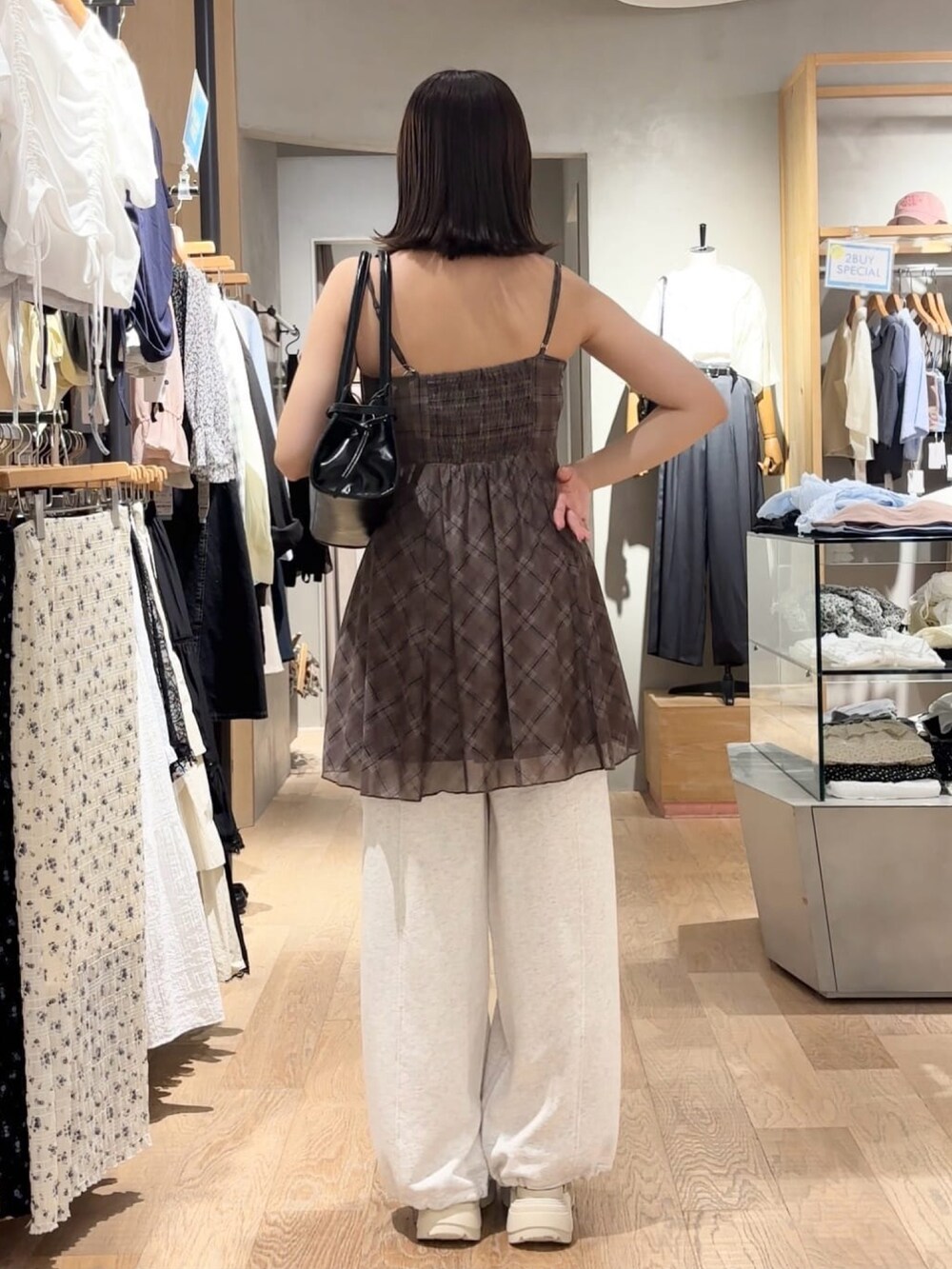 ブラウン系のワンピースを着用したレディースの夏コーディネートの3枚目の写真