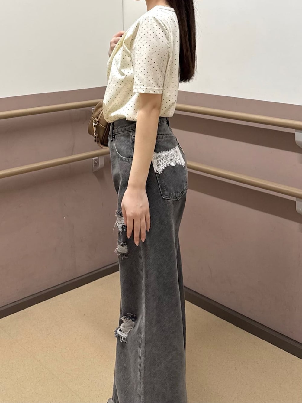 グレー系のデニムパンツ、グレー系のパンプス、ホワイト系のTシャツ/カットソーを着用したレディースの春コーディネートの2枚目の写真