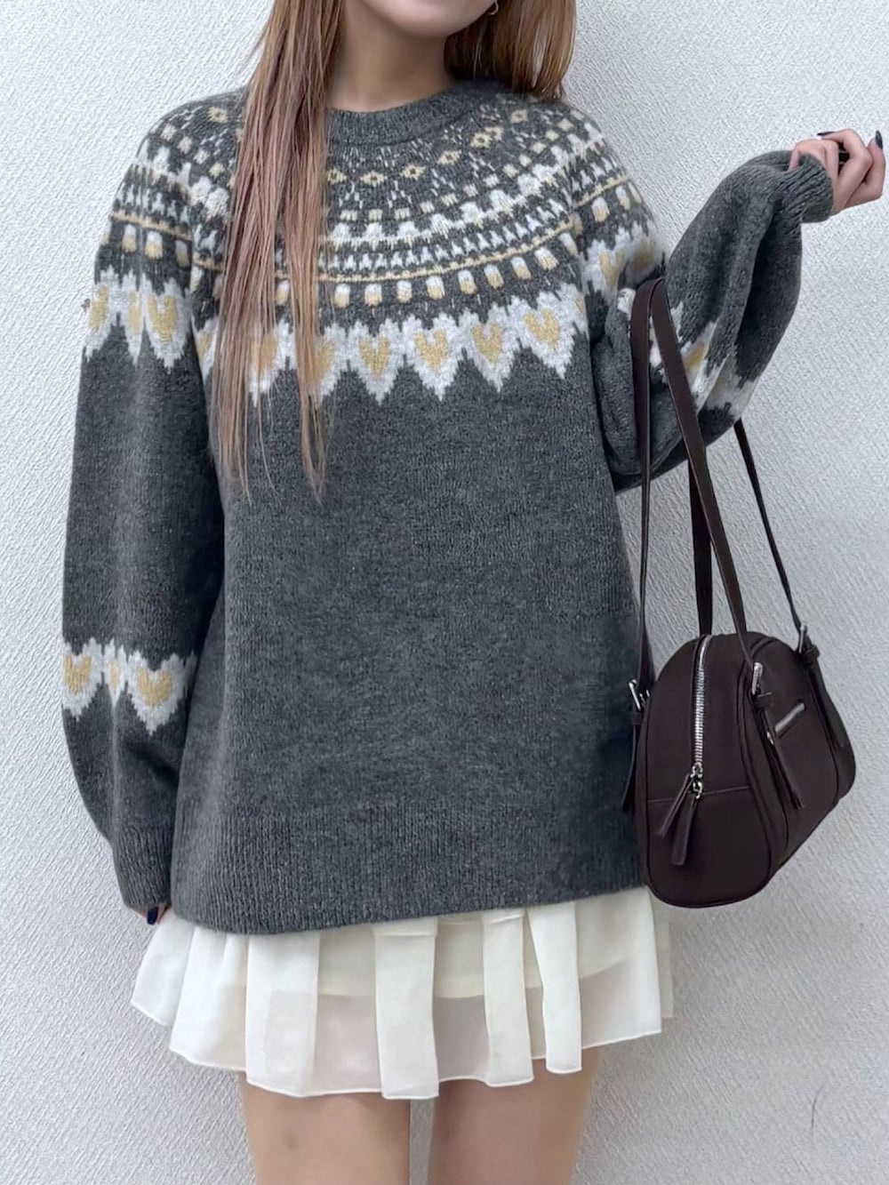 グレー系のニット/セーター、ホワイト系のピーコートを着用したレディースの秋コーディネートの2枚目の写真