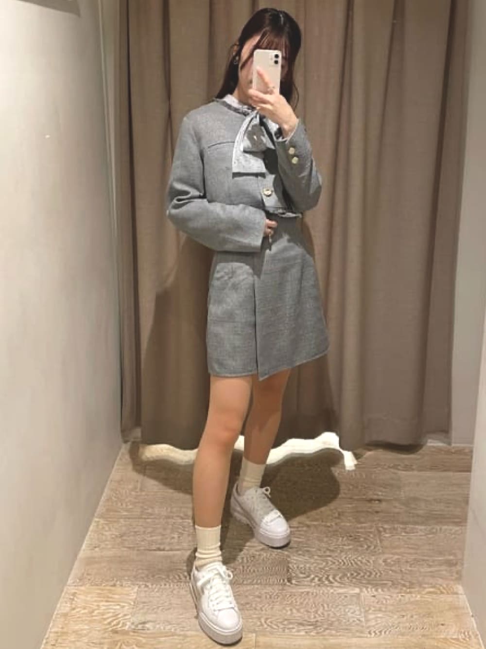 グレー系のノーカラージャケット、グレー系のシャツ/ブラウス、グレー系のスカートを着用したレディースの冬コーディネートの3枚目の写真
