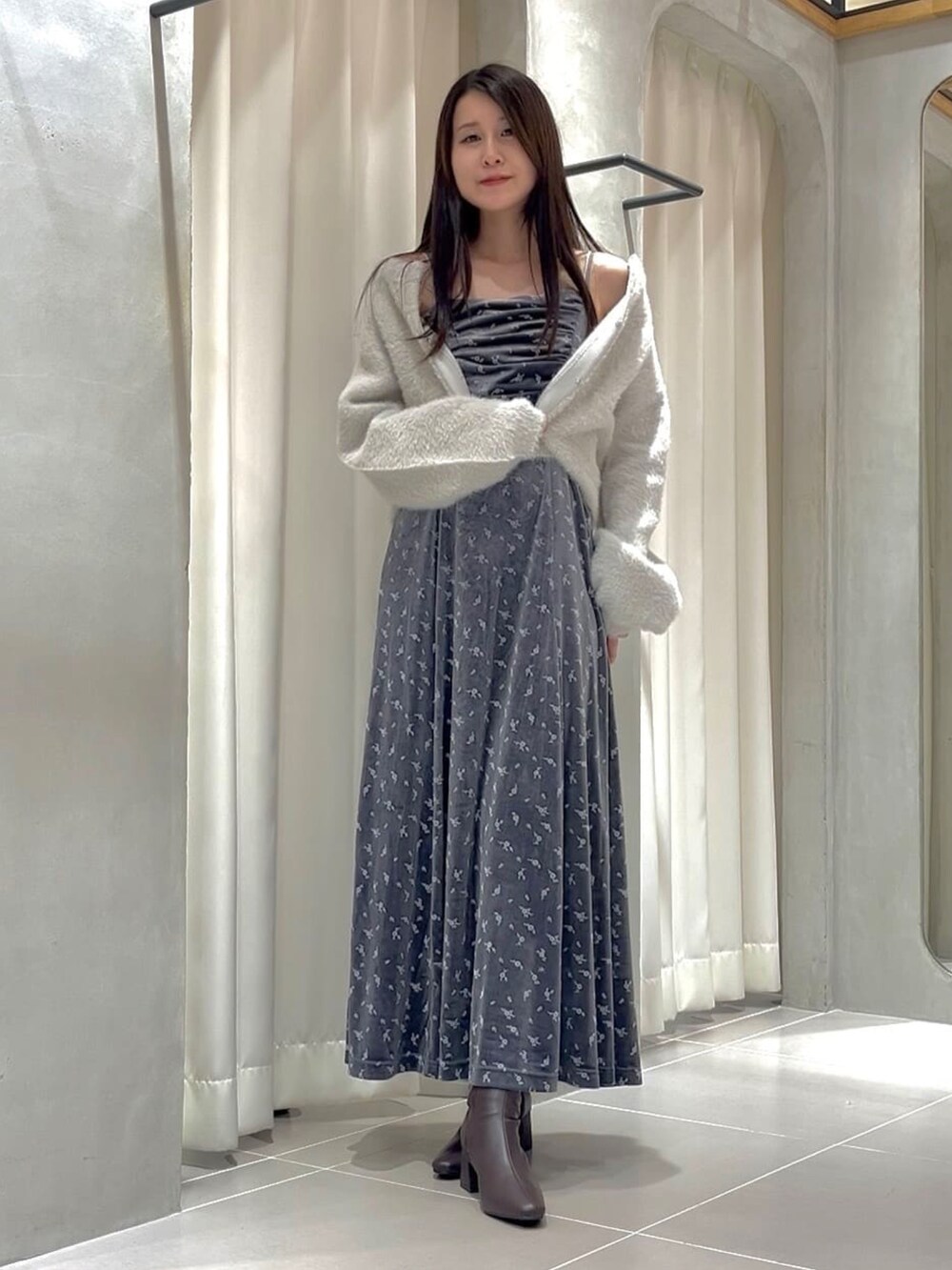 グレー系のワンピース、グレー系のカーディガン/ボレロを着用したレディースの秋コーディネートの2枚目の写真