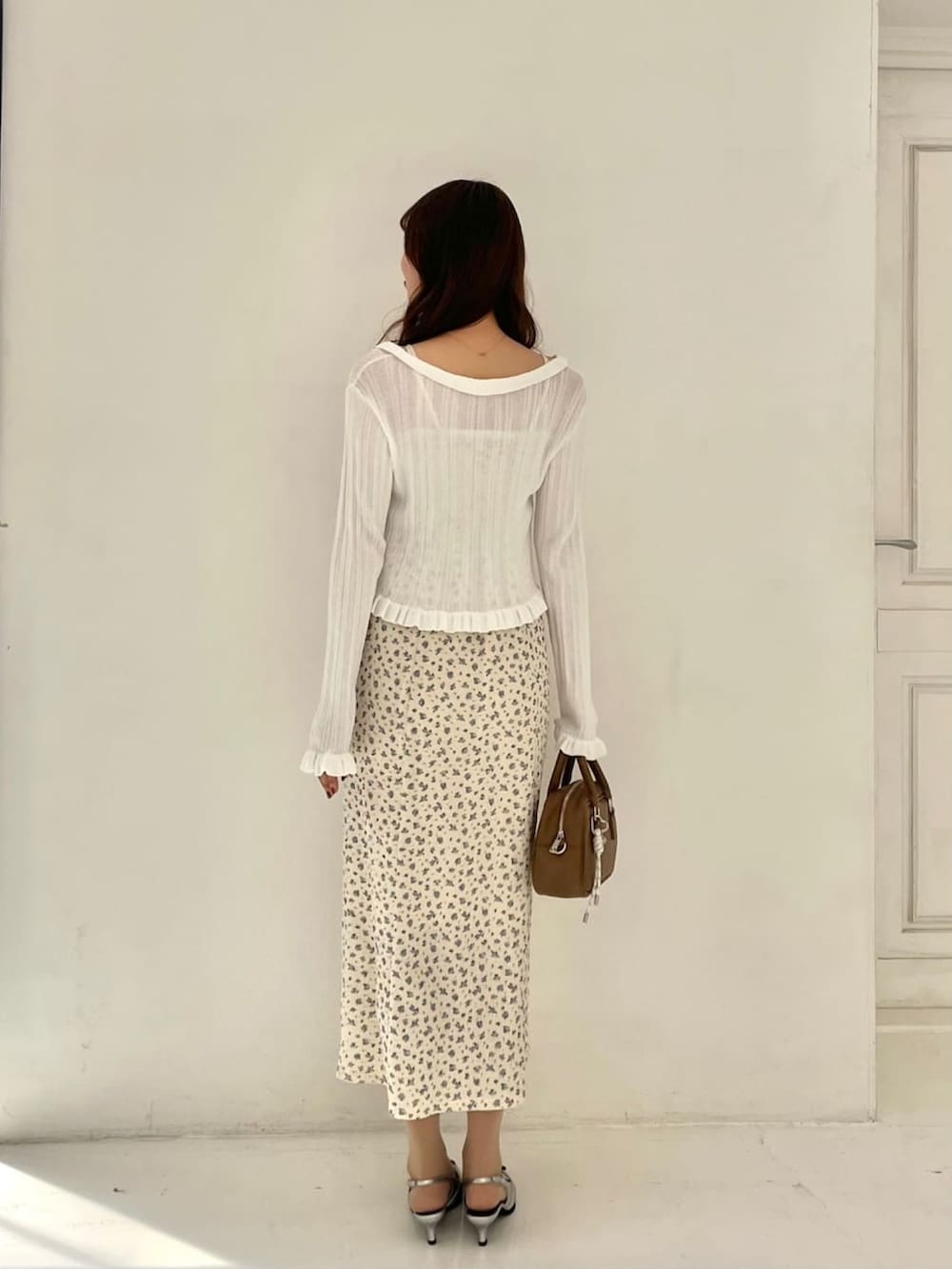 ホワイト系のワンピース、ホワイト系のカーディガン/ボレロを着用したレディースの春コーディネートの3枚目の写真