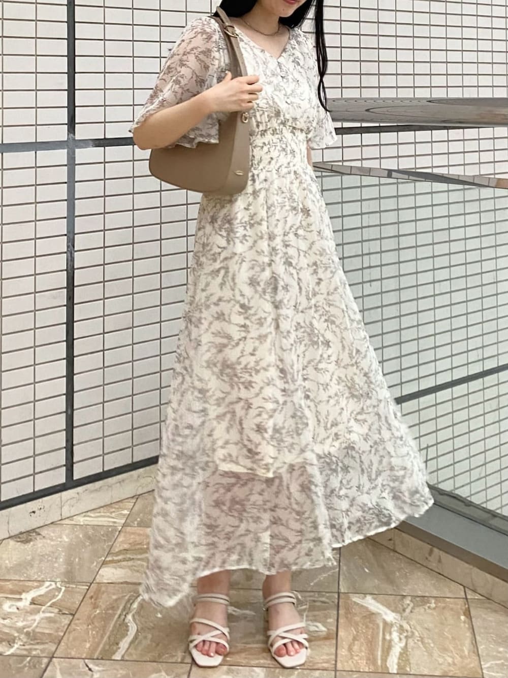 ホワイト系のワンピース、ホワイト系のサンダルを着用したレディースの夏コーディネートの2枚目の写真