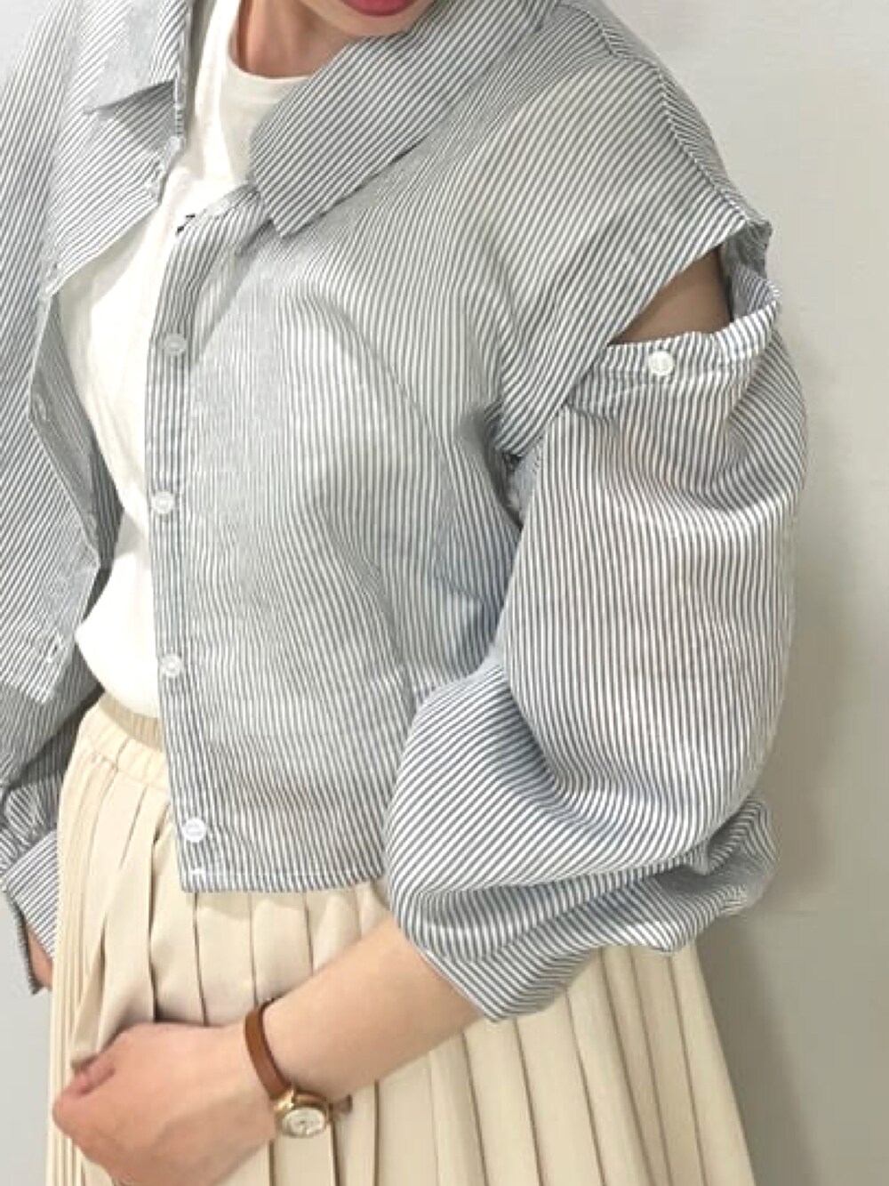 ホワイト系のTシャツ/カットソー、ブルー系のシャツ/ブラウス、ホワイト系のスカートを着用したレディースの春コーディネートの3枚目の写真