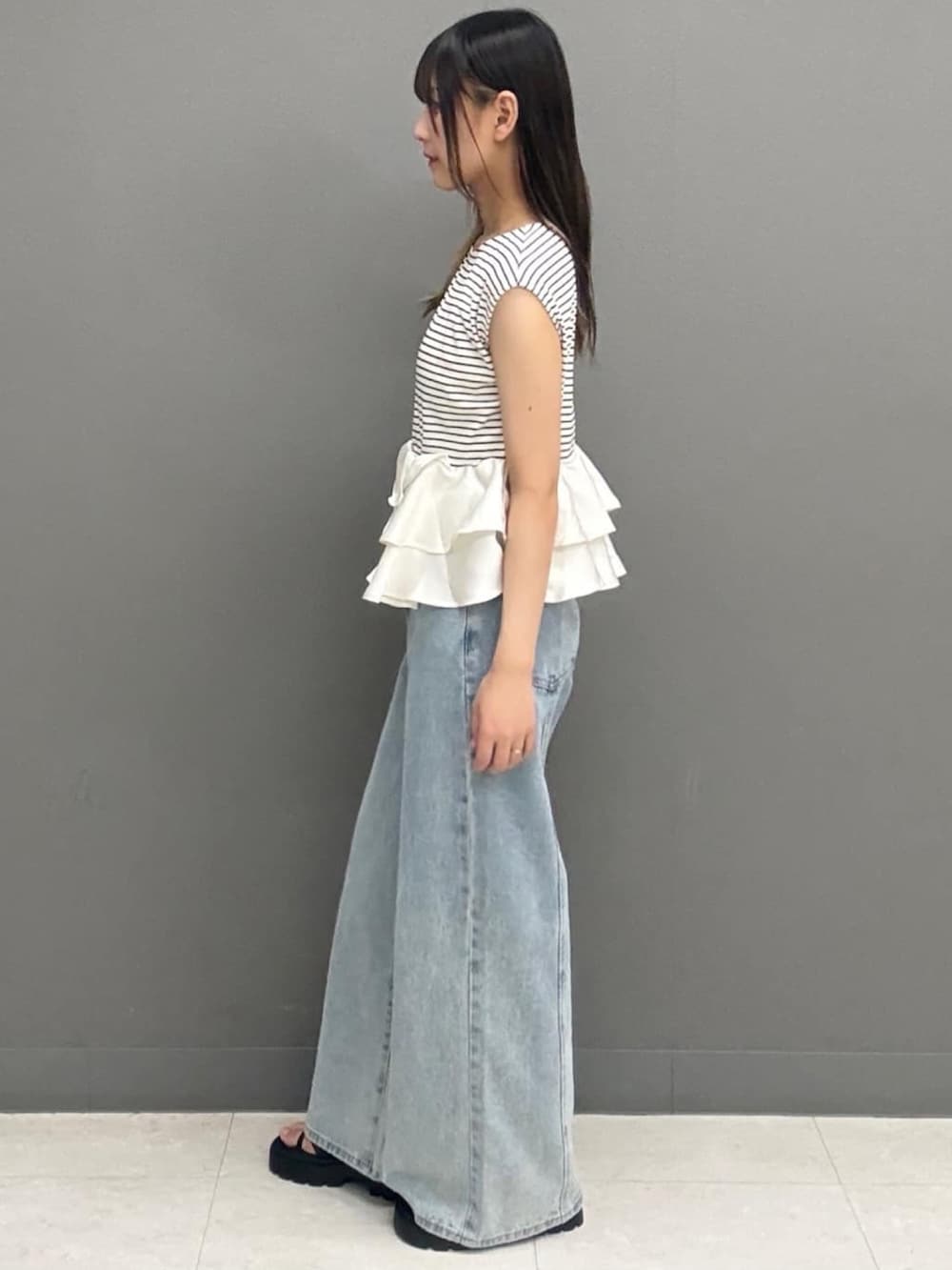 ホワイト系のTシャツ/カットソー、ブルー系のデニムパンツを着用したレディースの夏コーディネートの2枚目の写真