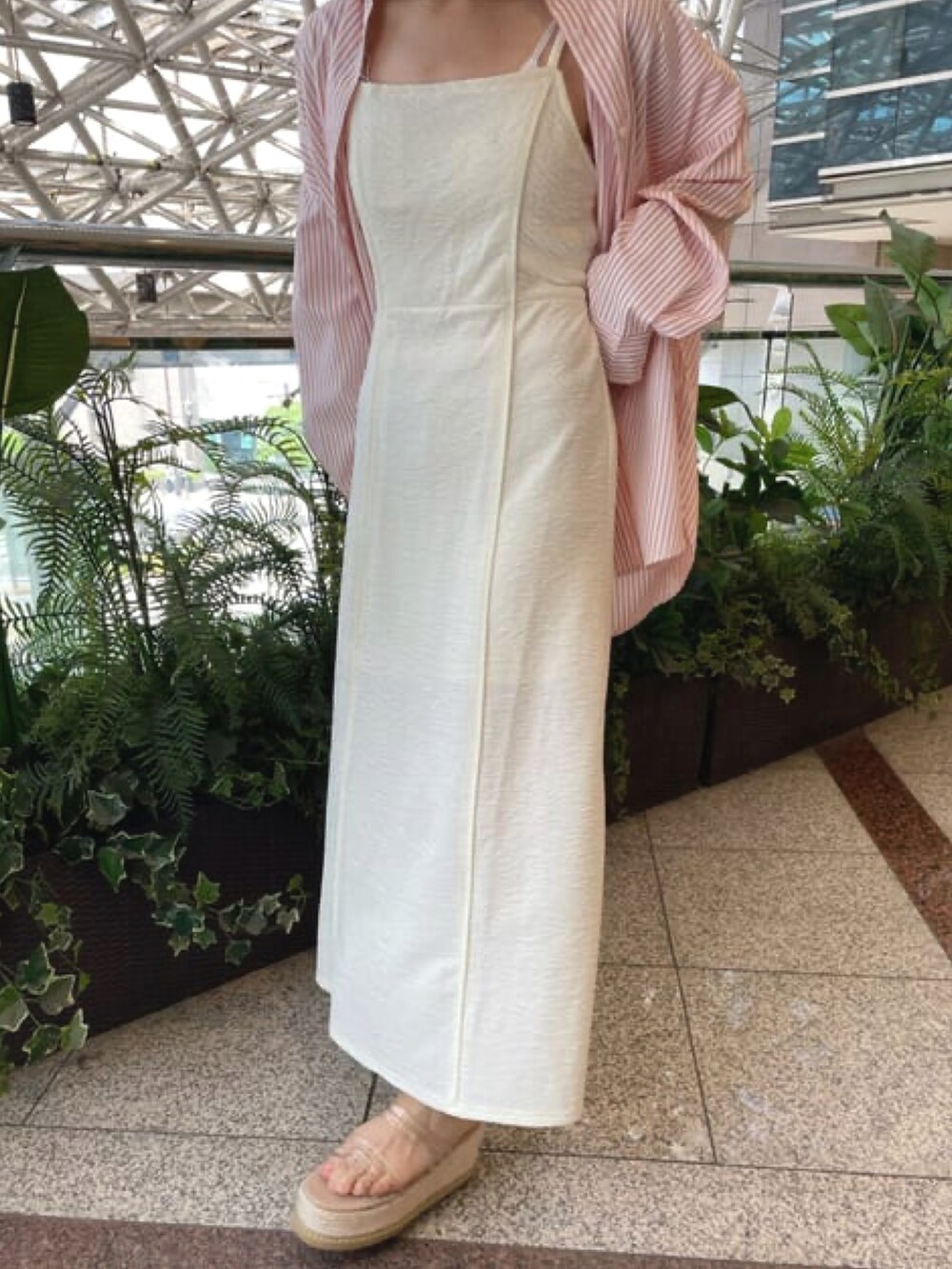 ピンク系のシャツ/ブラウス、ホワイト系のワンピース、その他のサンダルを着用したレディースの夏コーディネートの2枚目の写真
