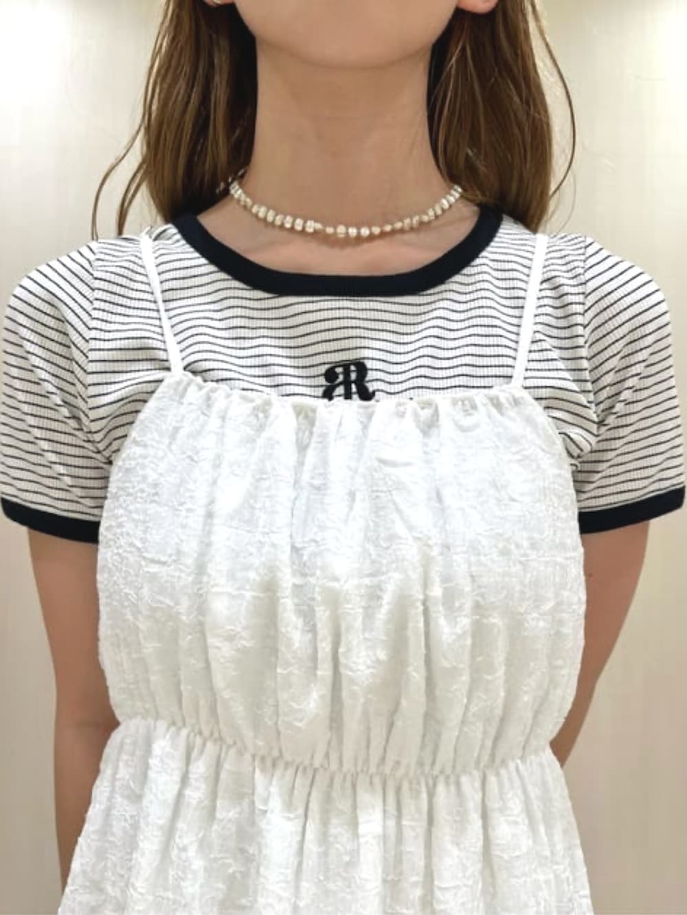 ホワイト系のTシャツ/カットソー、ホワイト系のワンピース、ホワイト系のショルダーバッグを着用したレディースの春コーディネートの3枚目の写真