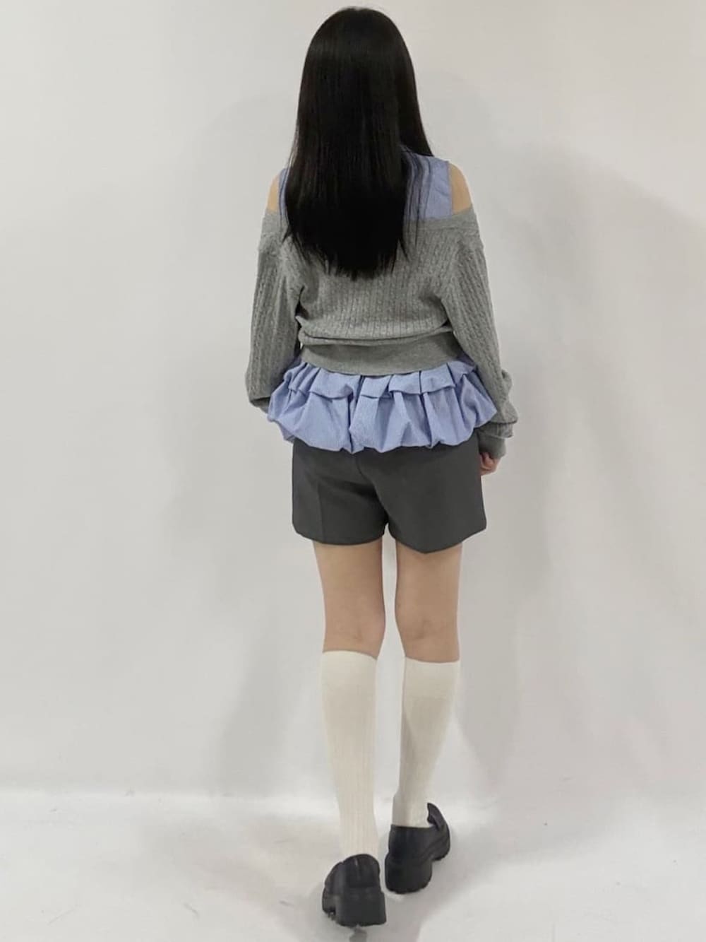 グレー系のアンサンブル、グレー系のその他パンツを着用したレディースの秋コーディネートの3枚目の写真