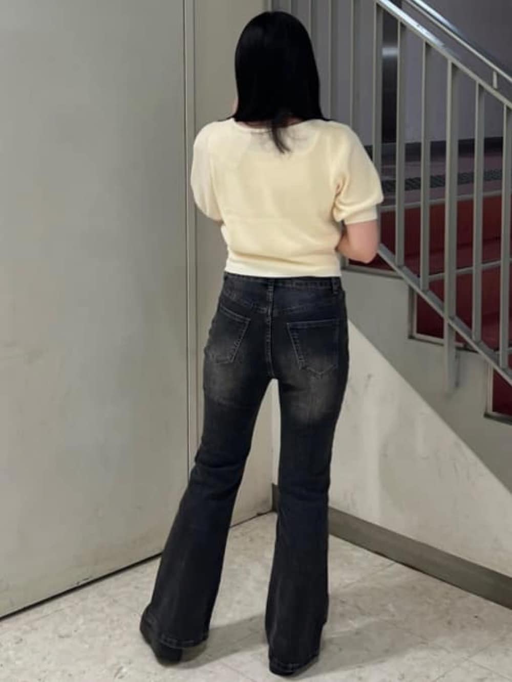 「アルシーヴ(archives)、アルシーヴ、archives、フレアパンツ、フレアデニム、ストレッチデニム、着痩せ・細見え、スタイルアップ、カジュアル」｜「archivesのオーバーダイタイトフレアストレッチデニム（デニムパンツ、グレー系）」を使った、archivesさん（骨格ストレート・レディース・159cm）の夏コーディネートの3枚目の写真