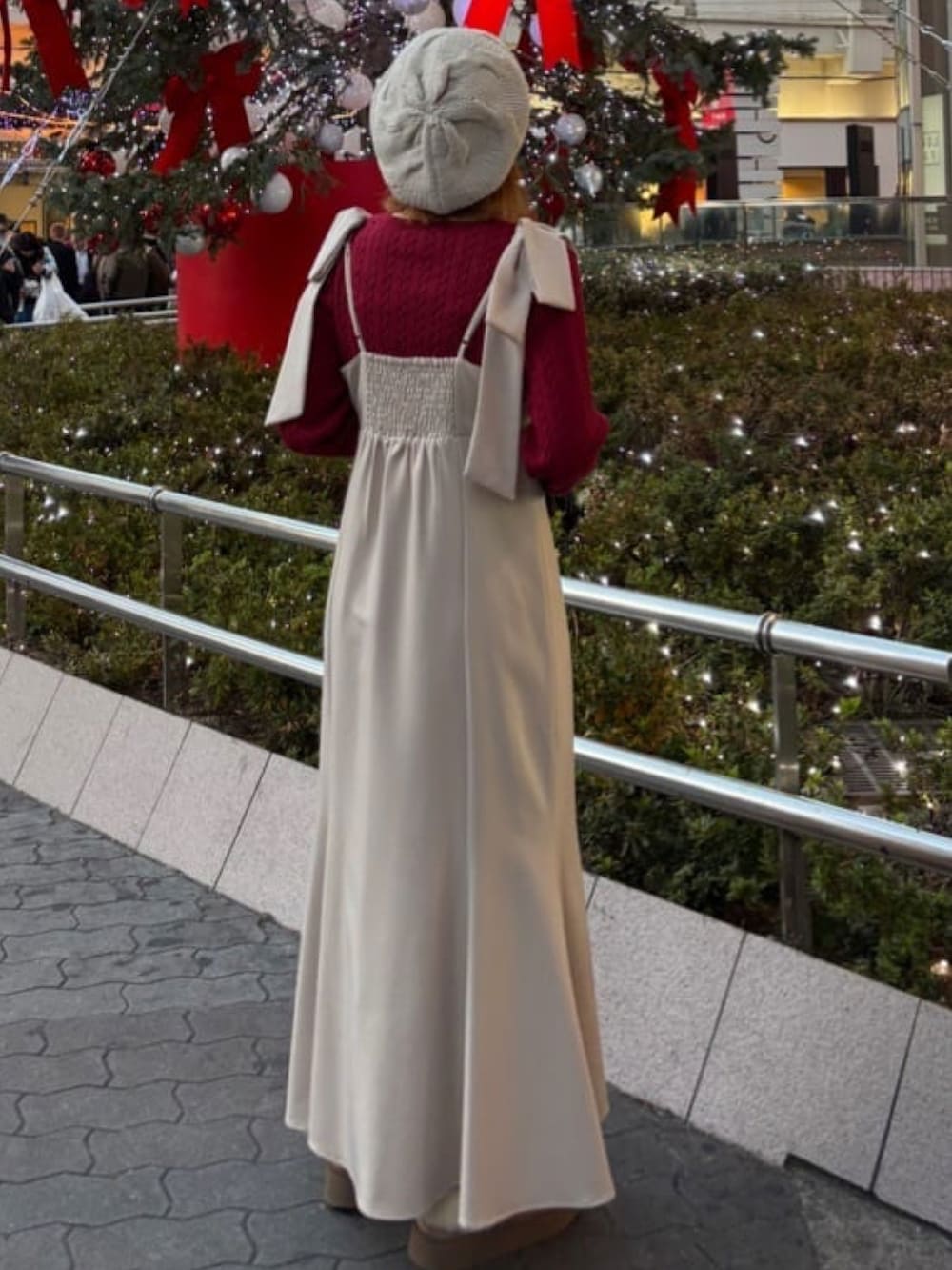 「冬コーデ、マイベストコーデ2024、クリスマスに着たい服、テーマパークコーデ、休日スタイル、ケーブルニット、ワンピース、ワンピーススタイル、赤、お出かけコーデ、アルシーヴ(archives)、archivesワンピース」｜「archivesの２ｗａｙ肩リボンキャミワンピース（ワンピース、ベージュ系）」を使った、archivesさん（レディース・155cm）の冬コーディネートの2枚目の写真