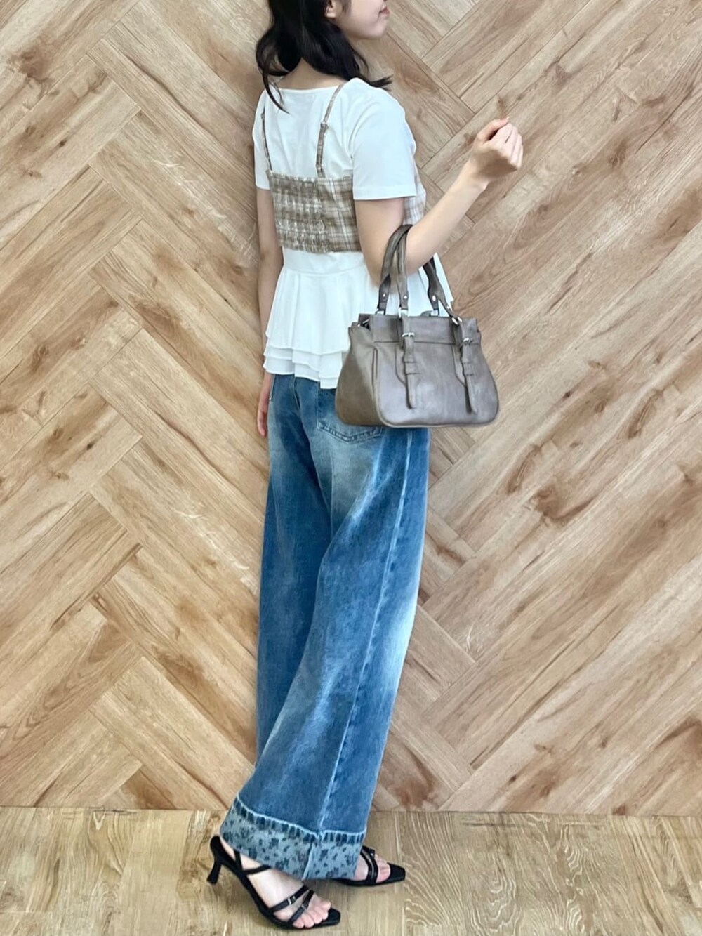 ベージュ系のTシャツ/カットソー、ブルー系のデニムパンツを着用したレディースの夏コーディネートの2枚目の写真
