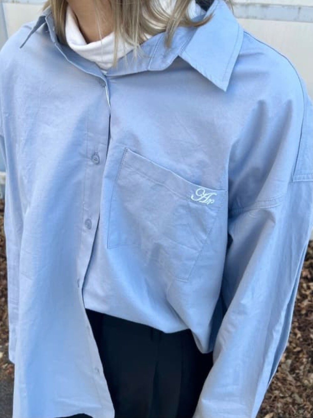 ブルー系のシャツ/ブラウス、ブラック系のその他パンツを着用したレディースの冬コーディネートの3枚目の写真