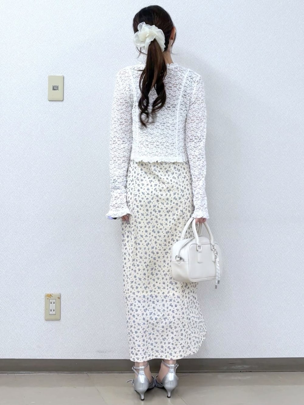 ホワイト系のTシャツ/カットソー、ホワイト系のワンピース、グレー系のパンプスを着用したレディースの春コーディネートの3枚目の写真