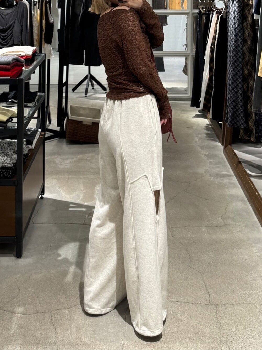 ブラック系のTシャツ/カットソー、グレー系のその他パンツ、レッド系のパンプスを着用したレディースの夏コーディネートの2枚目の写真