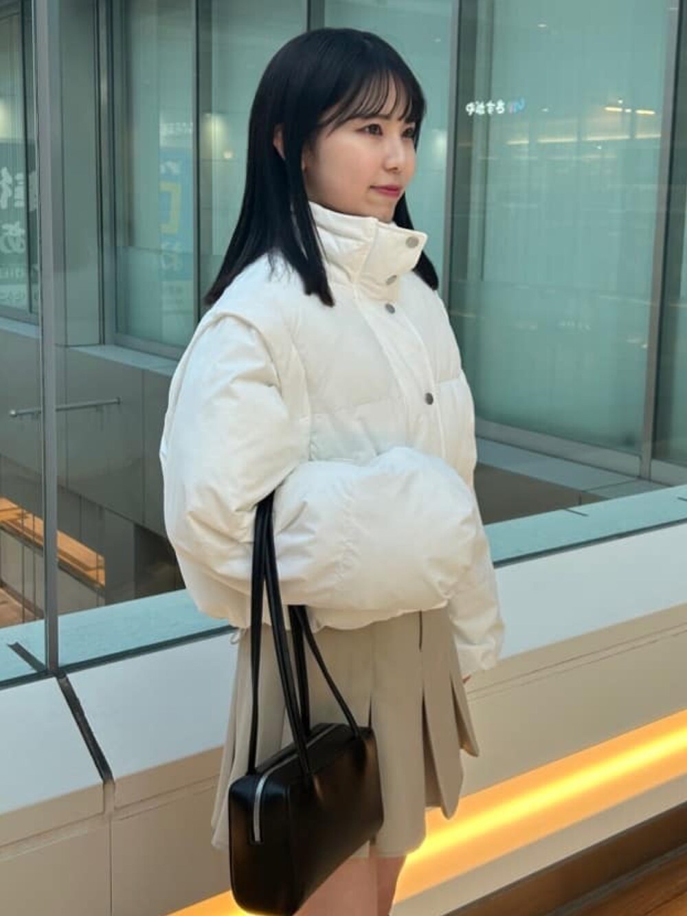 「冬コーデ、クリスマスに着たい服、マイベストコーデ2024、韓国ファッション、テーマパークコーデ、カジュアルガーリー、ダウンジャケット、冬アウター、プリーツスカート、スクエアバッグ、ロングブーツ、アルシーヴ(archives)、archivesスカート」｜「archivesの２ｗａｙショート中綿ブルゾン（ブルゾン、ホワイト系）」を使った、archivesさん（レディース・160cm）の冬コーディネートの2枚目の写真