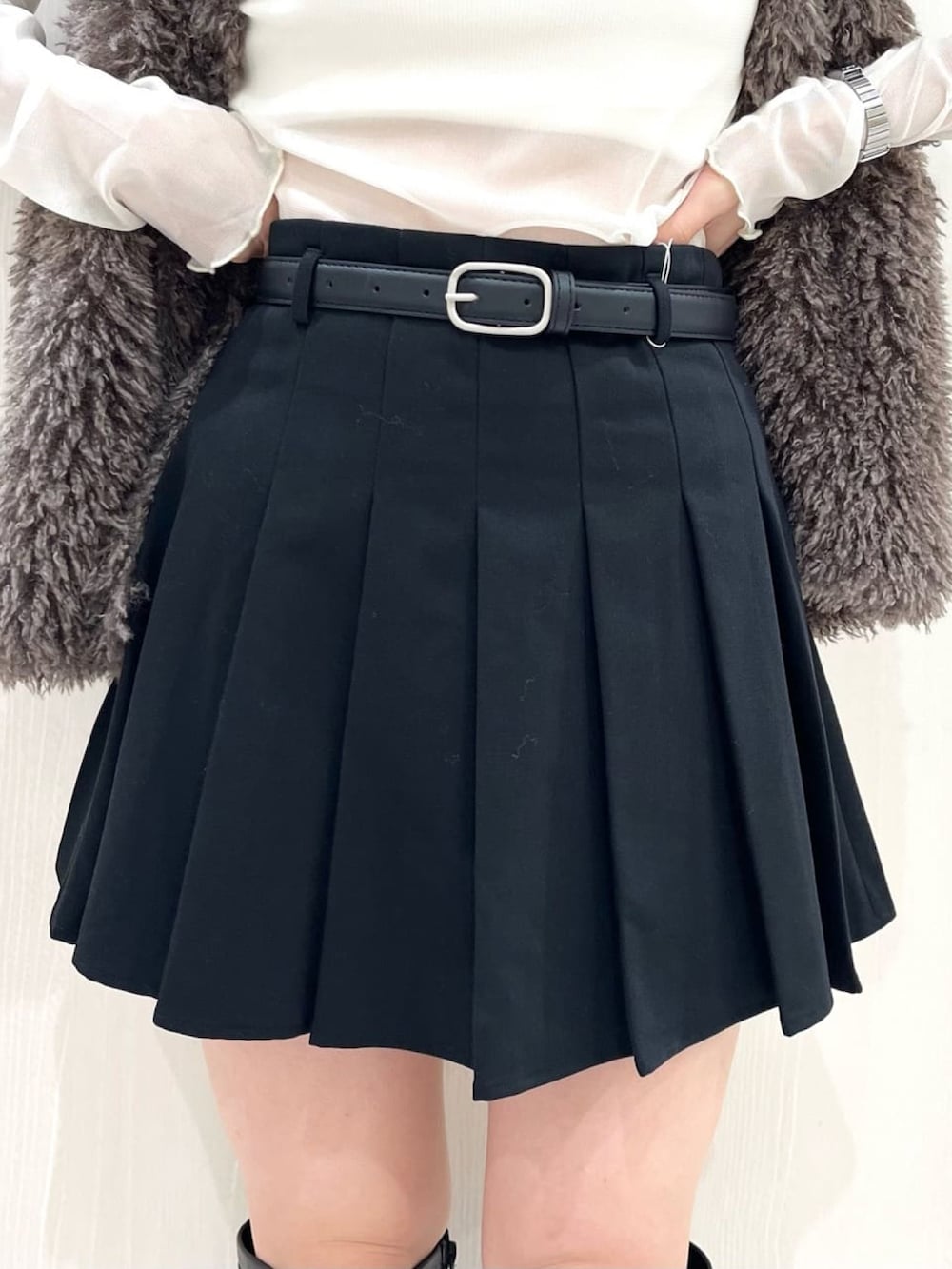 「お出かけコーデ、初秋コーデ、秋服準備はじめました、秋色、ファーベスト、ベスト、シアートップス、シアー、ミニスカート、ロングブーツ、厚底シューズ、厚底ブーツ、トレンド、トレンドコーデ、秋コーデ」｜「archivesのルーズネックカットＴＯＰＳ／（Tシャツ/カットソー、ホワイト系）」を使った、archivesさん（レディース・157cm）の夏コーディネートの4枚目の写真