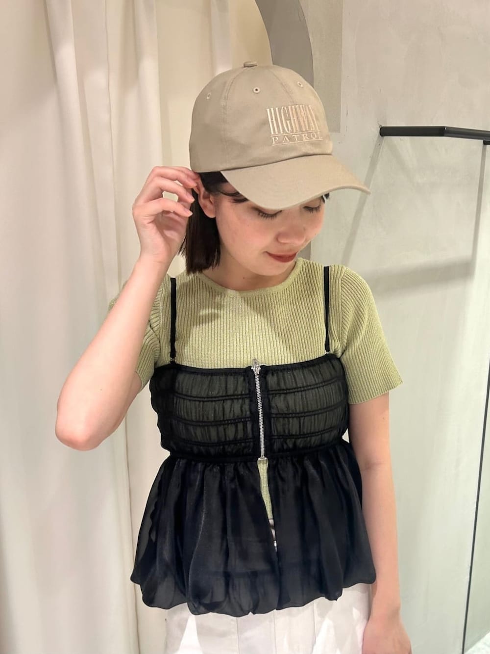 ホワイト系のシャツ/ブラウス、イエロー系のニット/セーター、ホワイト系のデニムパンツを着用したレディースの夏コーディネートの3枚目の写真