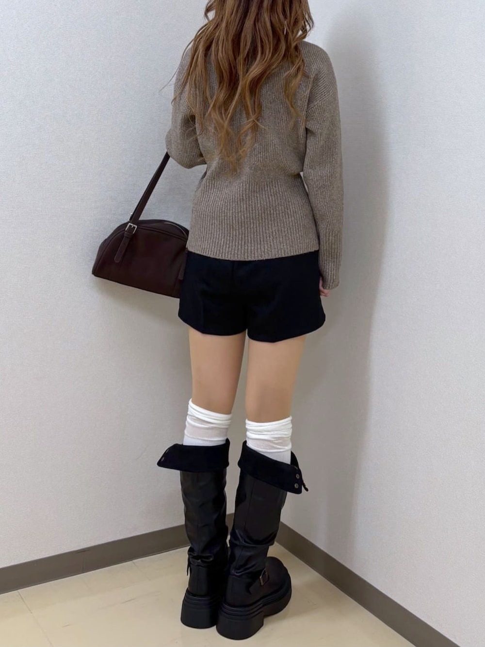 ベージュ系のカーディガン/ボレロを着用したレディースの冬コーディネートの3枚目の写真