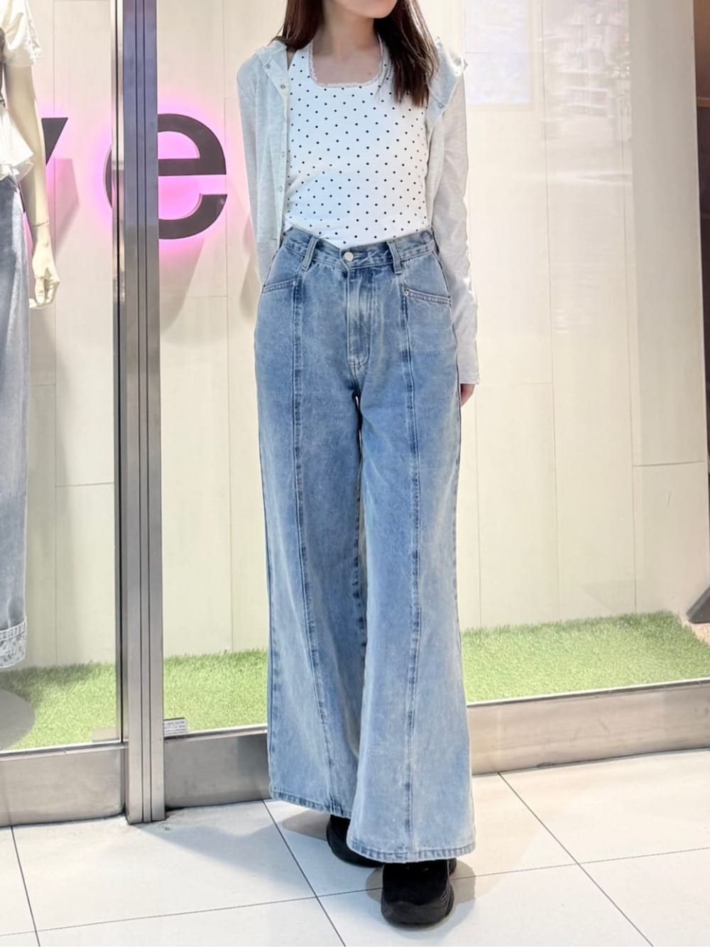 グレー系のTシャツ/カットソー、ブルー系のデニムパンツ、ホワイト系のキャミソールを着用したレディースの夏コーディネートの3枚目の写真
