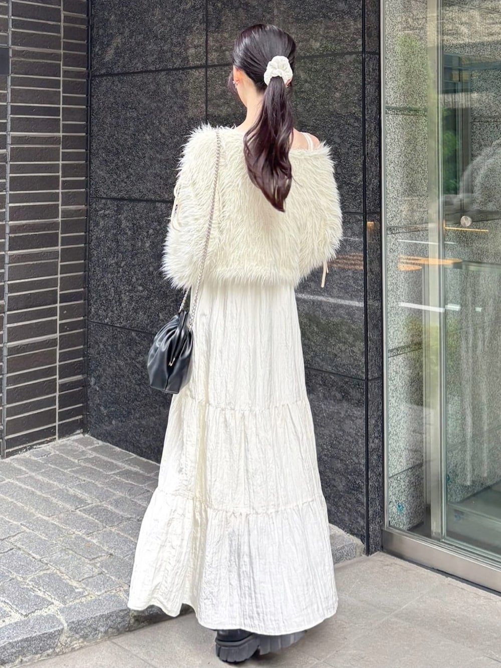 ブルー系のワンピースを着用したレディースの冬コーディネートの2枚目の写真