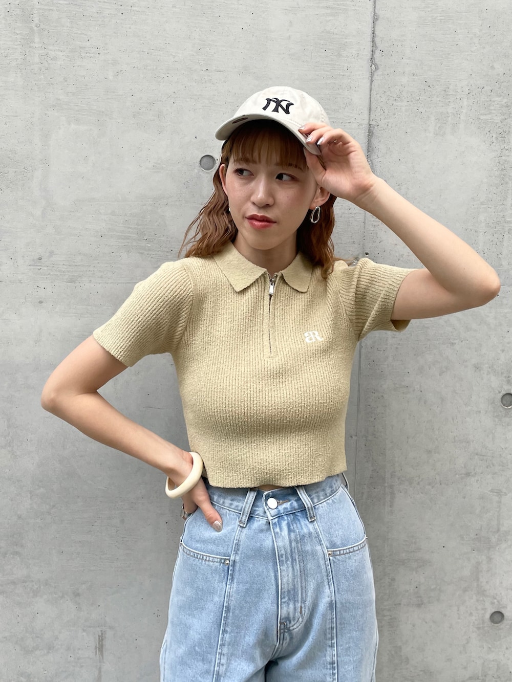 「夏コーデ、サマーニット、ニットコーデ、デニムコーデ、大人カジュアル、ロゴニット、サンダル、サンダルコーデ、カラーコーデ、archives、アルシーヴ(archives)、デニム、休日スタイル、パンツコーデ」｜「archivesのハーフｚｉｐブークレリブニット（ニット/セーター、イエロー系）」を使った、archivesさん（レディース・157cm）の夏コーディネートの3枚目の写真