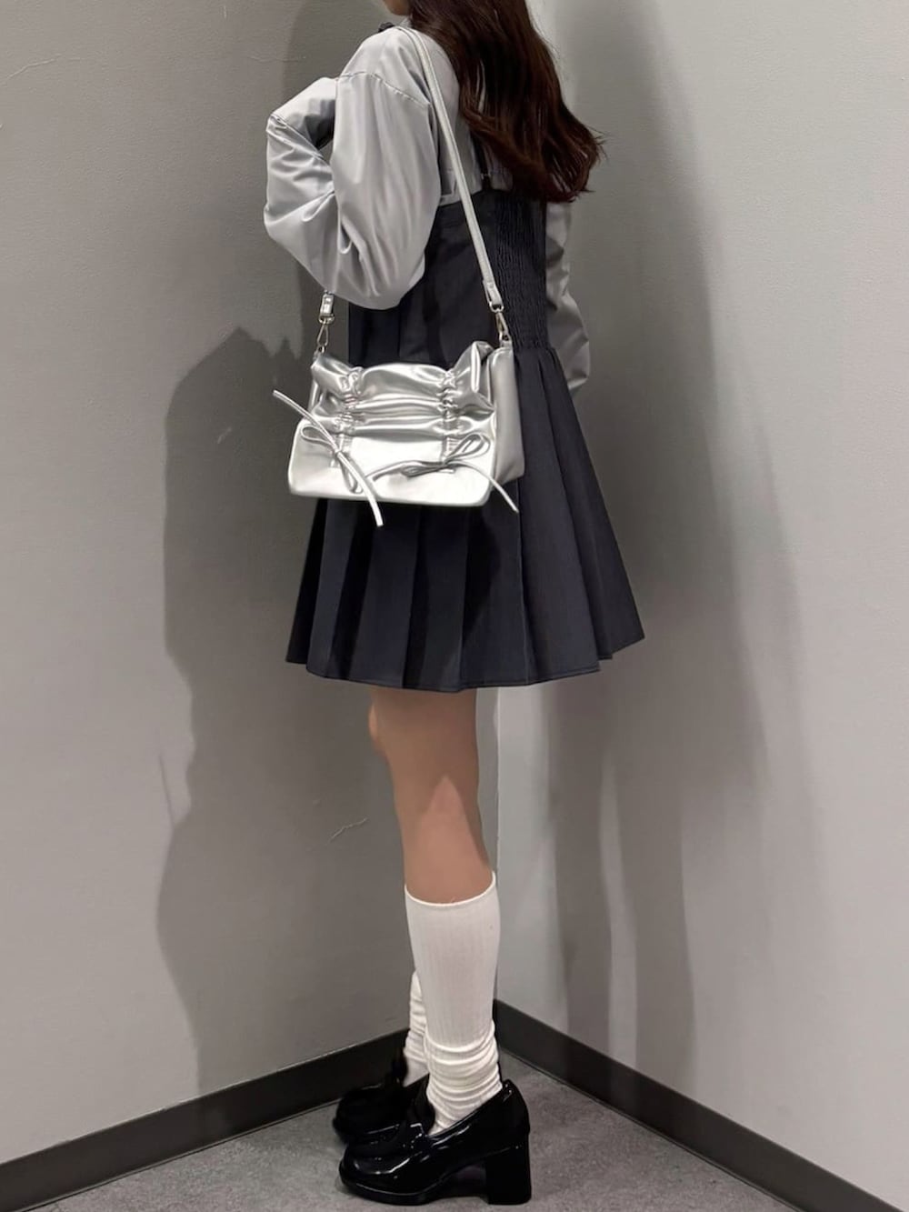 「ミニスカート、春先取り、おでかけコーデ、春カラー、休日スタイル、ミニワンピ、ローファー、レイヤードスタイル、デートコーデ、韓国コーデ、シャツ、韓国ファッション、お出かけコーデ、アルシーヴ(archives)、archivesワンピース」｜「archivesの２ｗａｙリボンプリーツミニキャミワンピース（ワンピース、グレー系）」を使った、archivesさん（レディース・157cm）の冬コーディネートの2枚目の写真