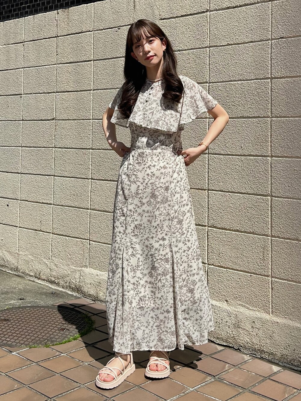 ベージュ系のワンピースを着用したレディースの春コーディネートの2枚目の写真