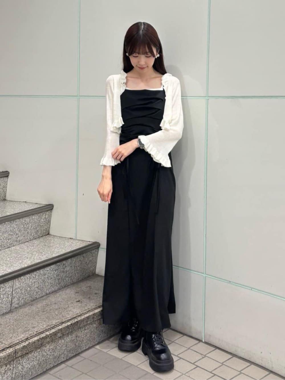 ホワイト系のカーディガン/ボレロ、ブラック系のワンピースを着用したレディースの夏コーディネートの2枚目の写真