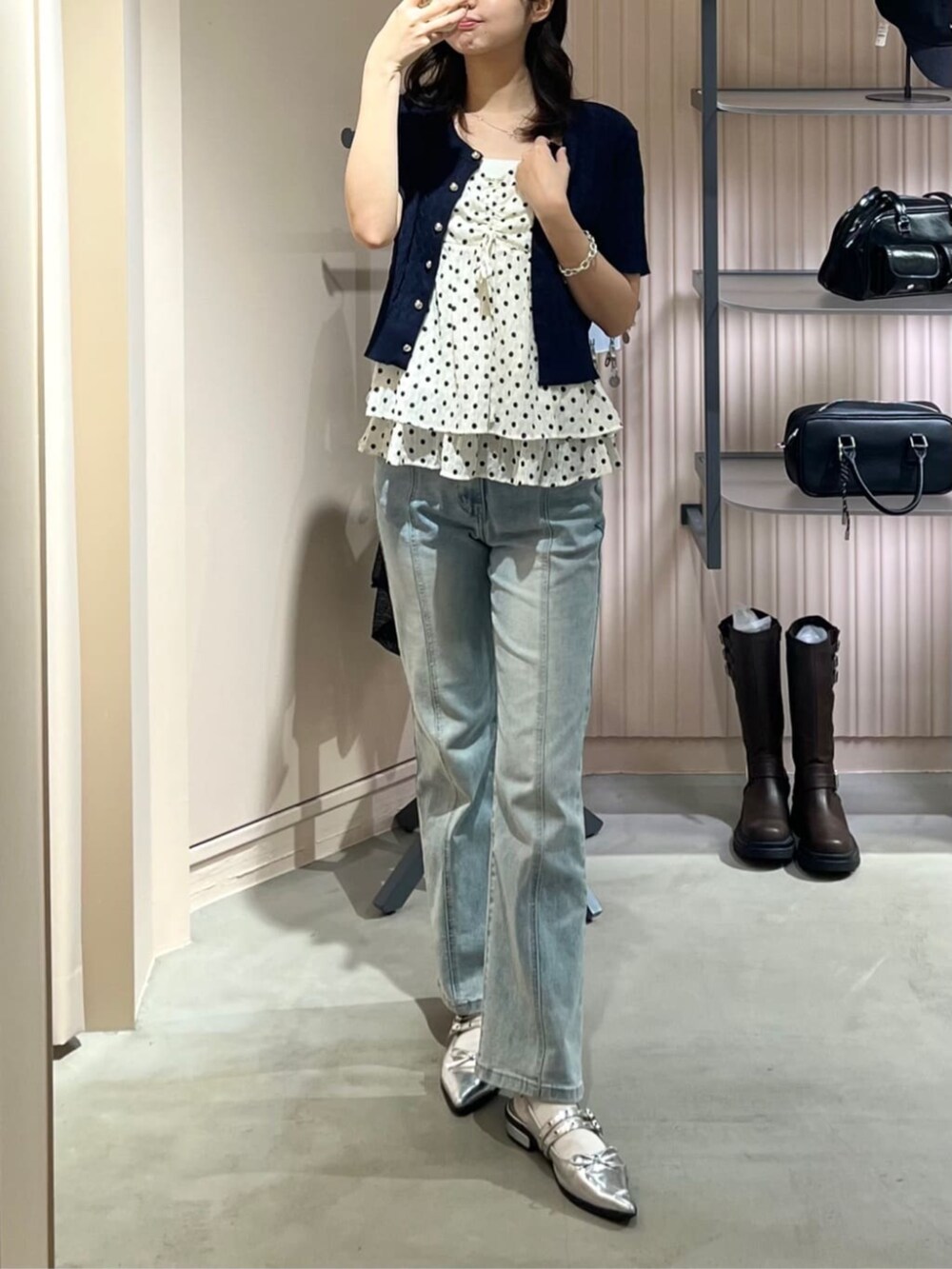 ホワイト系のシャツ/ブラウス、ブルー系のカーディガン/ボレロ、ブルー系のデニムパンツを着用したレディースの夏コーディネートの2枚目の写真